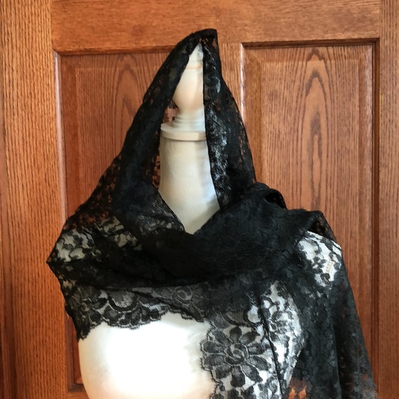 NEW LISTING! Vintage Lace Wrap w/Fringe - Picture 5 of 8